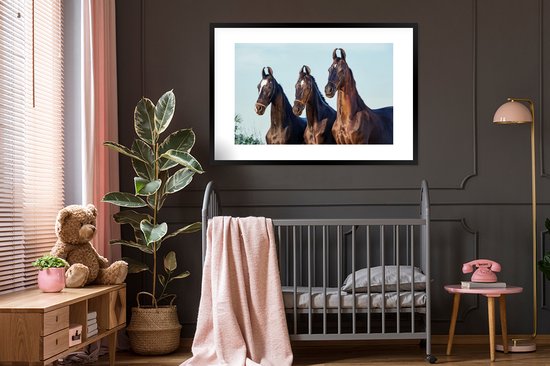 Photo dans le cadre - Trois chevaux Marwari noirs sont dans une rangée Cadre photo noir avec passe-partout blanc xxl 120x80 cm - Affiche sous cadre (Décoration murale salon / chambre)