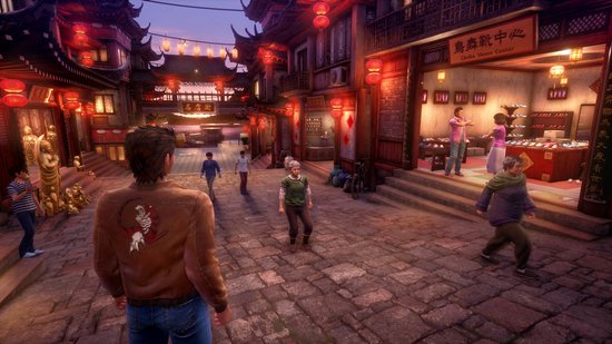Man met bruine jas kijkt uit over een drukke straat in een Chinese stad met lampionnen en winkels.