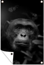 Tuinposters buiten Portret van een aap met vlinders in de jungle - zwart wit - 60x90 cm - Tuindoek - Buitenposter