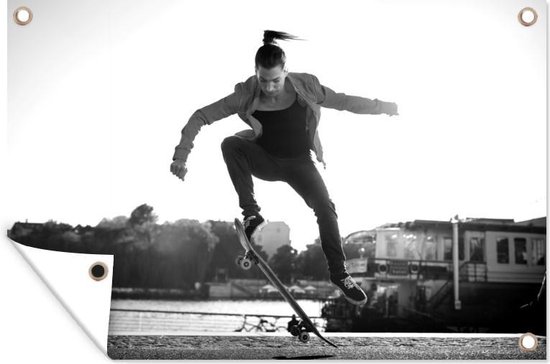 Tuindecoratie Een vrouw doet een stunt met haar skateboard - zwart wit - 60x40 cm - Tuinposter - Tuindoek