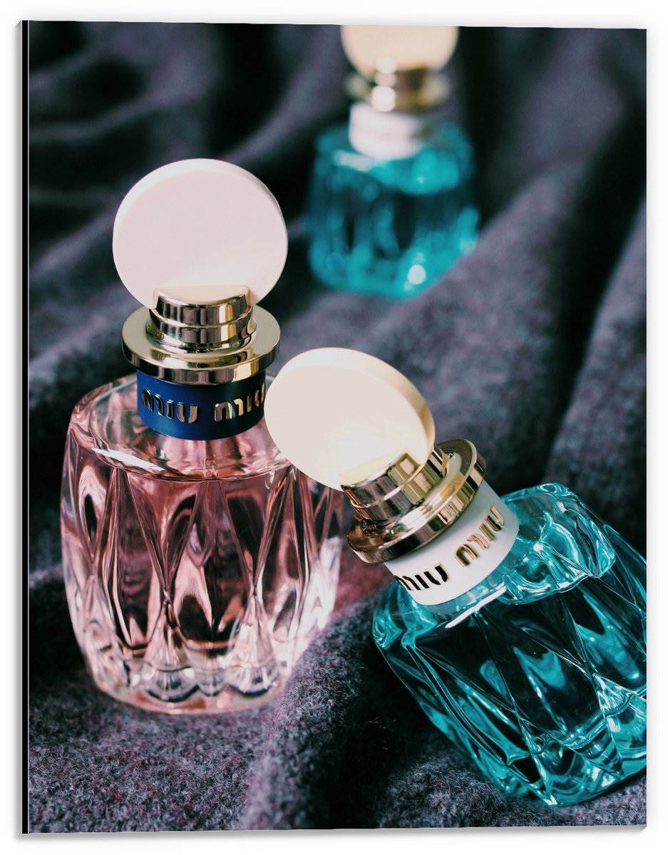 Dibond - Gekleurde Parfumflesjes - 30x40cm Foto op Aluminium (Met Ophangsysteem)