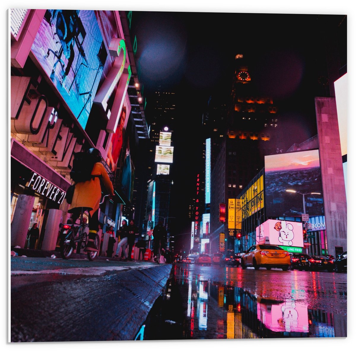 Forex - Natgeregende Stad met Lampen - 50x50cm Foto op Forex