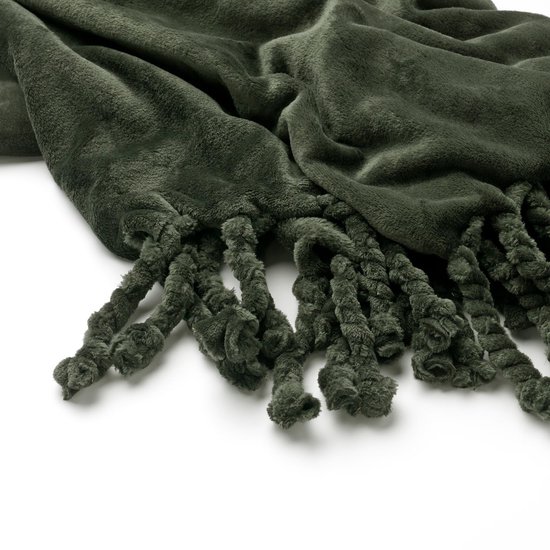 Donkergroene fleece plaid met gedraaide franjes, close-up.