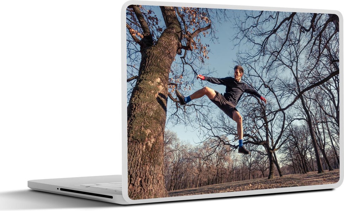Afbeelding van product SleevesAndCases  Laptop sticker - 13.3 inch - Een gemengde vechtsporter doet een vliegende trap boom