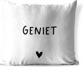 Buitenkussen Weerbestendig - Nederlandse Quote: 'geniet' met een zwart hartje op witte pagina - 50x50 cm