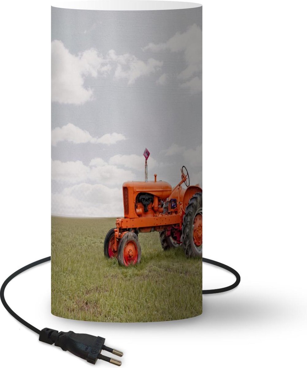 Lamp - Nachtlampje - Tafellamp slaapkamer - Tractor - Wielen - Vintage - 54 cm hoog - Ø24.8 cm - Inclusief LED lamp