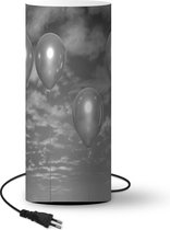 Lamp Een zwart-wit foto met drie grijze ballonnen en een rode ballon - zwart wit - 54 cm hoog - Ø23 cm - Inclusief LED lamp