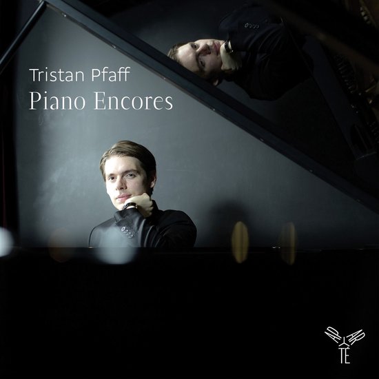 Tristan Pfaff, pianist, zit achter een zwarte vleugel. Titel Piano Encores.