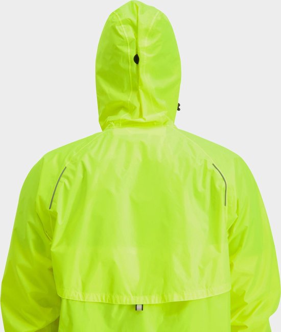 Man draagt fluorescerende gele regenjas met capuchon, rug zichtbaar. Zwarte regenbroek aan.