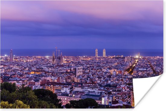 Barcelona skyline bij schemering Poster - Foto print op Poster (wanddecoratie woonkamer / slaapkamer) / Europese steden Poster
