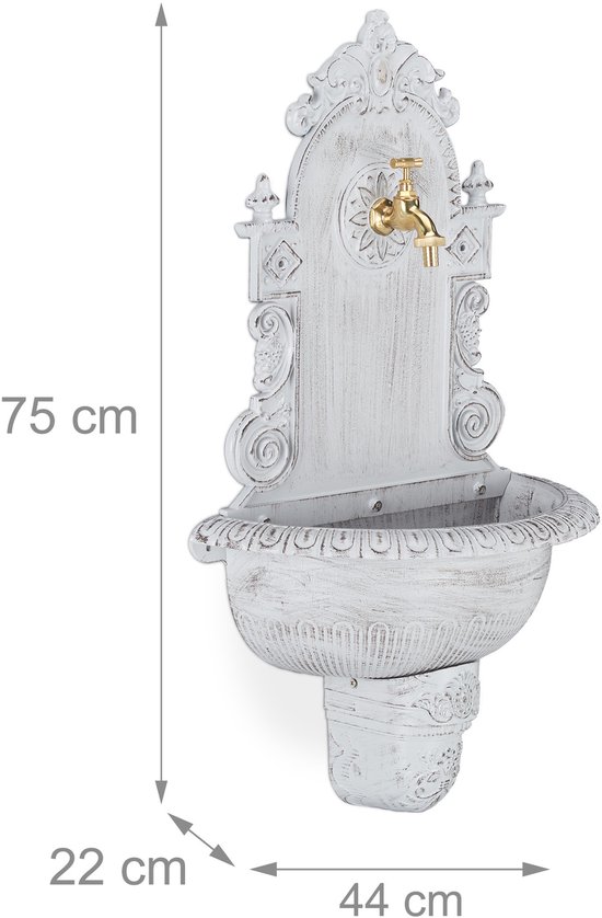 Witte muurfontein, 75x44x22 cm, met gouden kraan en sierlijke details.