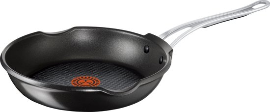 Zwarte Tefal steelpan met RVS handvat en rood T-logo in het midden.