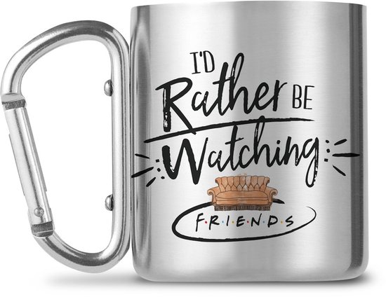 Zilverkleurige mok met karabijnhaak en de tekst 'I'd Rather Be Watching F.R.I.E.N.D.S.', met een afbeelding van de iconische oranje bank.