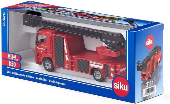 Doos met een rode brandweerwagen met ladder, schaal 1:50. Het model is een 'MAN Feuerwehr Drehleiter'.