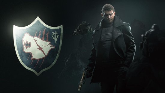 Een man in een lange jas met een pistool, naast een schild met een wolf.
