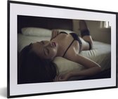 Photo en cadre - Jeune femme asiatique en lingerie au lit cadre photo noir avec passe-partout blanc 60x40 cm - Affiche sous cadre (Décoration murale salon / chambre)