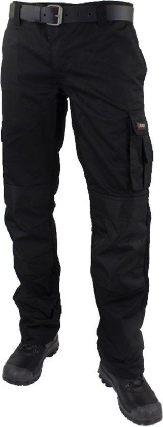 Zwarte werkbroek met cargo zak op het rechterbeen en verstevigde knieën, gedragen met zwarte riem en schoenen.