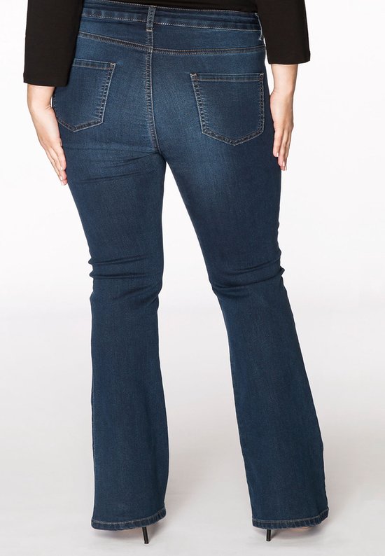 Achterkant van een donkerblauwe flare jeans met zichtbare naden en zakken.