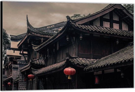 Dibond –Chinese Straat met Lampionnen– 90x60 Foto op Aluminium (Wanddecoratie van metaal)