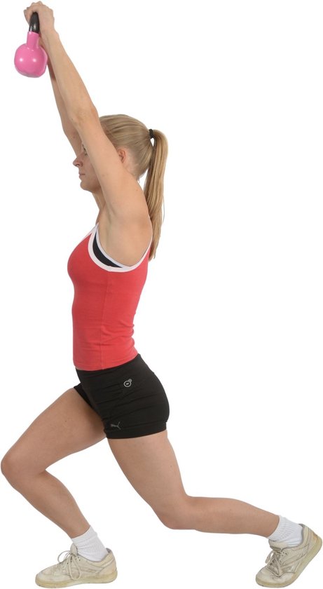 Vrouw met blonde paardenstaart in rode sporttop en zwarte short, doet een lunge met roze kettlebell.