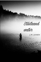 Boek kaft met de titel 'Stilstaand water' van J. W. Jansen. Een visser staat in mistig water.