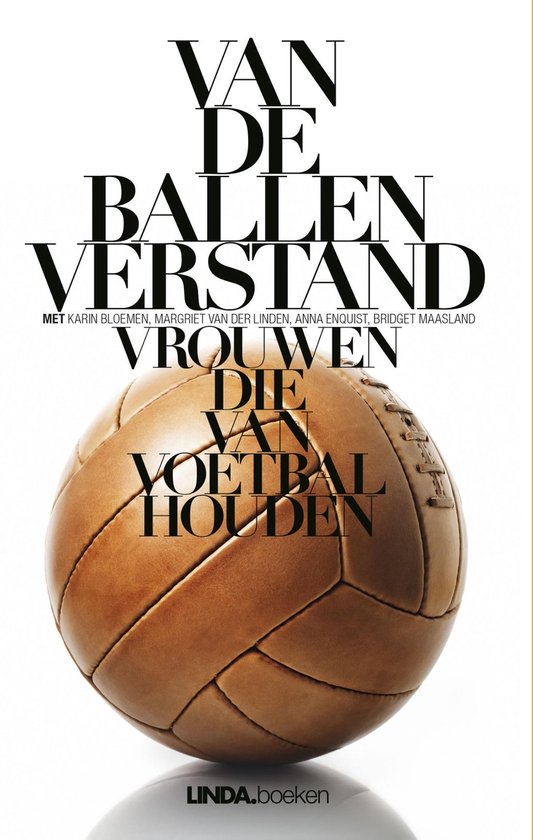 Boek "Van de ballen verstand Vrouwen die van voetbal houden" met een vintage voetbal.