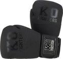 Zwarte bokshandschoenen, twee stuks met glimmend logo 'KO FIGHTERS'.