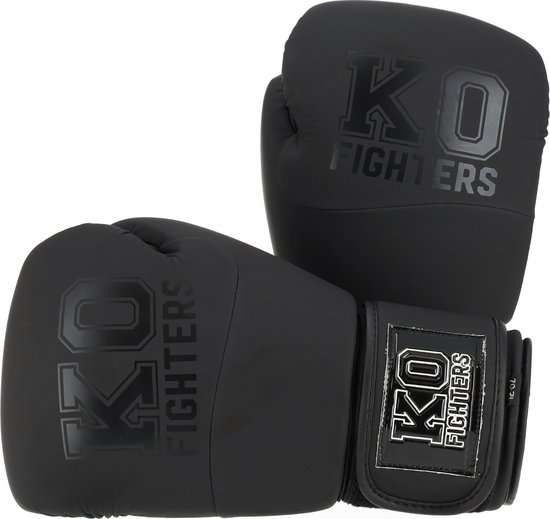Zwarte bokshandschoenen, twee stuks met glimmend logo 'KO FIGHTERS'.