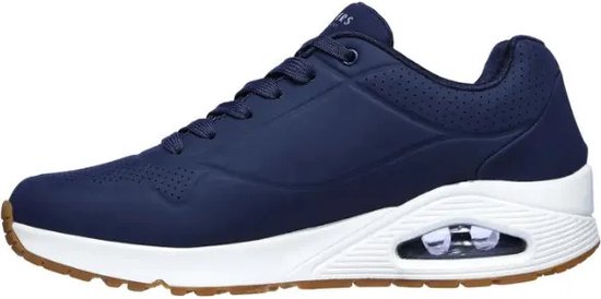 Basket Skechers bleu marine avec semelle blanche et semelle extérieure en gomme. Amorti à air visible dans la semelle.