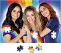 Drie vrouwen met regenboogjurken, deel van een puzzel. K3 logo boven.