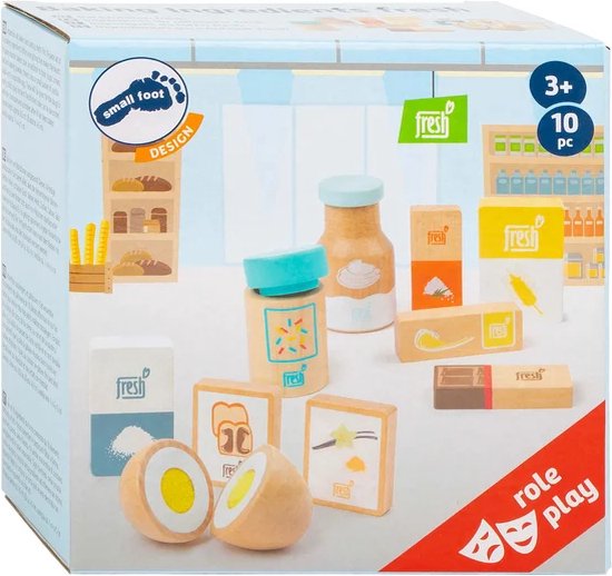 Houten speelgoedbakbenodigdheden met 'fresh' logo, waaronder een ei, brood, melkpak, pindakaas, hagelslag en boter.