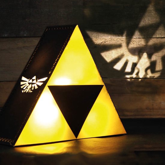 Gele driehoekige lamp met zwart Triforce-symbool en Hylian crest, werpt Hylian crest-schaduw.