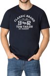 Marineblauw T-shirt op een model met tekstprint 'CLASSIC BRAND FW 22 STATEMENT 19 62 TOM TAILOR EST. TRADEMARK'.