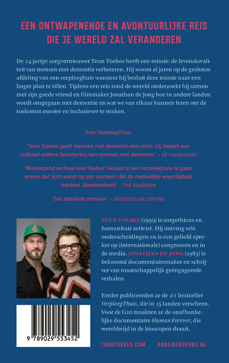 Teun Toebes draagt een groene pet, Jonathan de Jong draagt een bril. Ze kijken samen naar de camera.