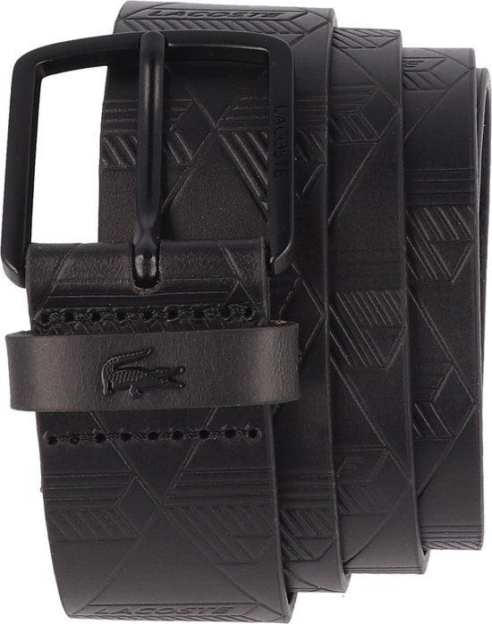 Vue détaillée d'une ceinture noire avec imprimé géométrique en relief, boucle noire avec logo Lacoste.