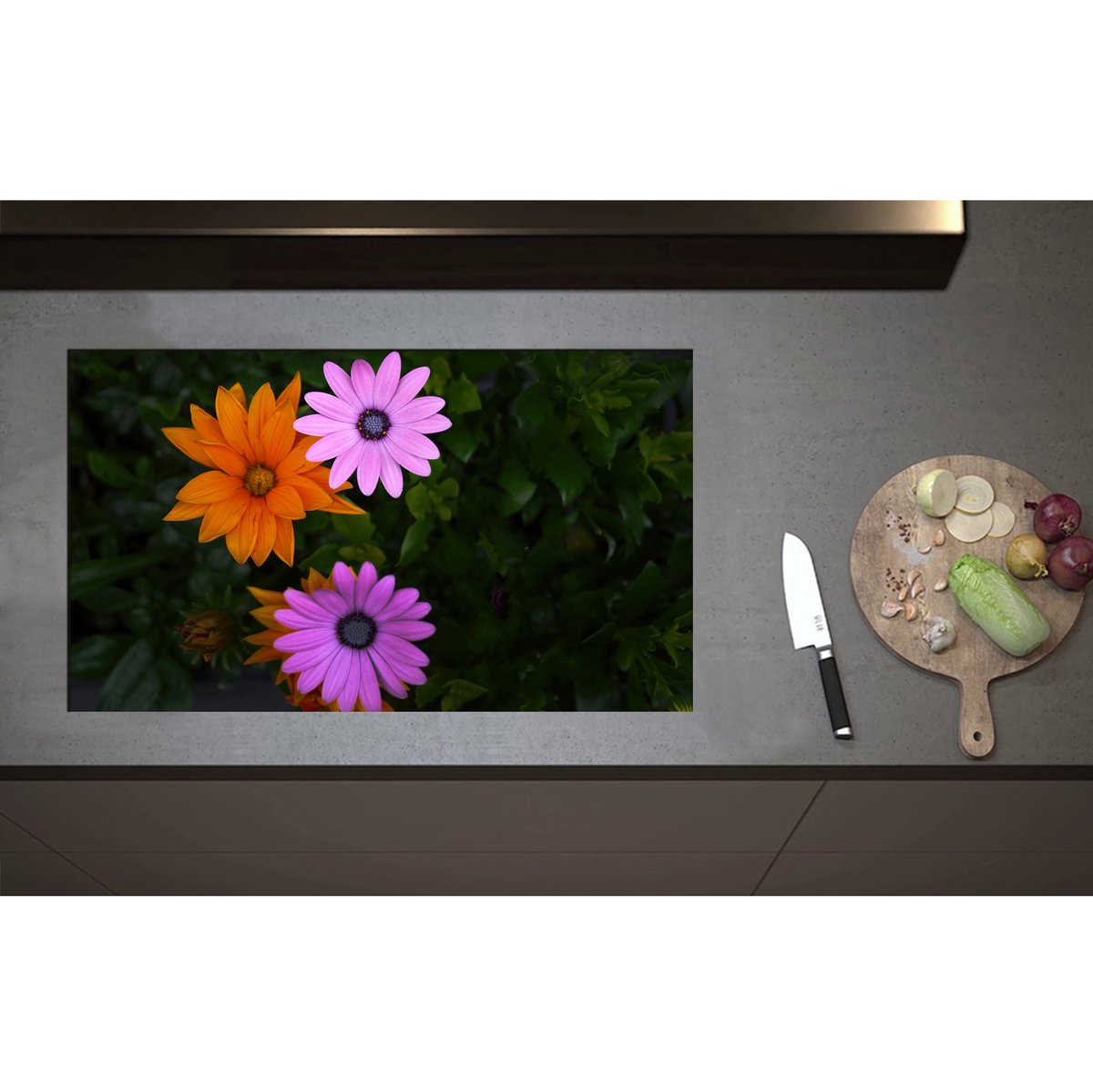 Inductieplaat Beschermer - Bovenaanzicht van Roze en Oranje Spaanse Margietjes Bloemen in de Struiken - 85x50 cm - 2 mm Dik - Inductie Beschermer - Bescherming Inductiekookplaat - Kookplaat Beschermer van Zwart Vinyl