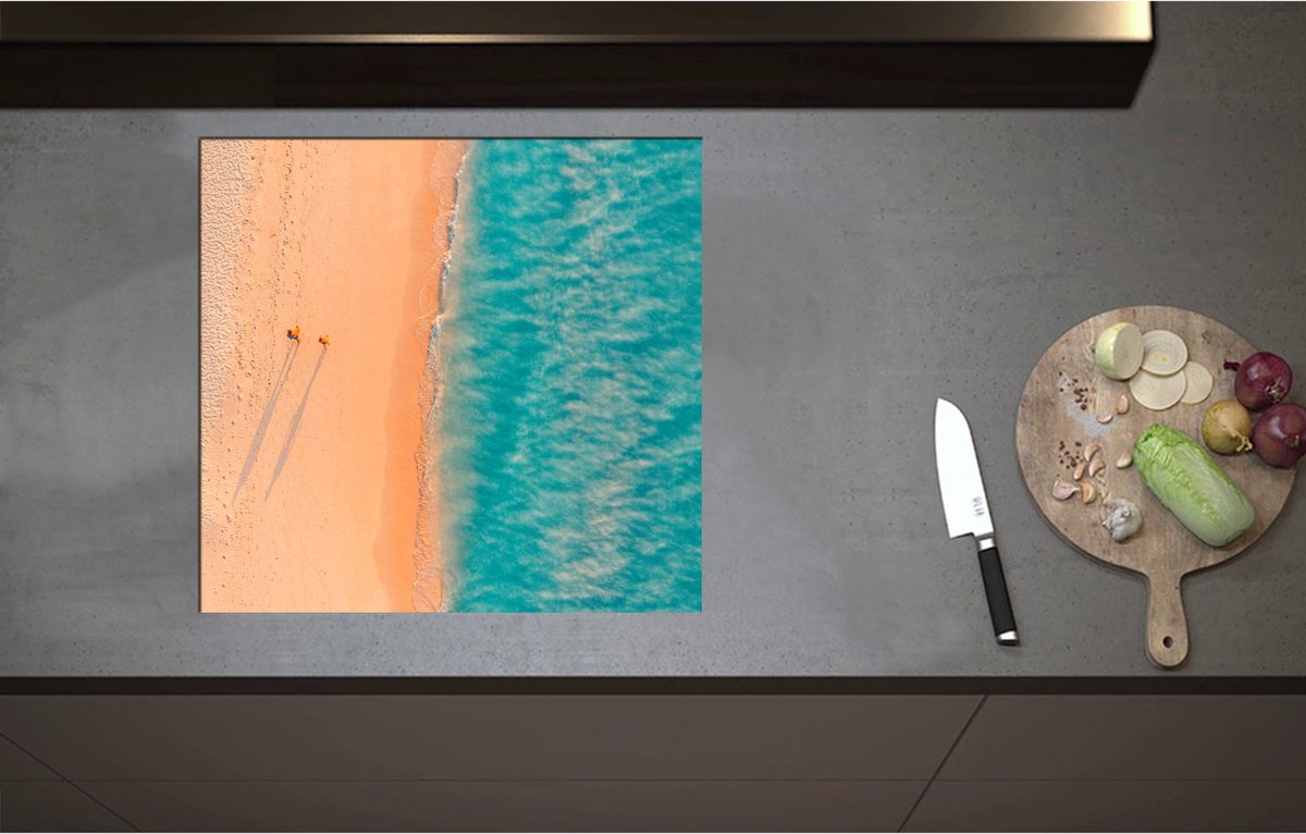 Inductieplaat Beschermer - Bovenaanzicht van Koppel tijdens Strandwandeling langs Felblauwe Oceaan - 58x55 cm - 2 mm Dik - Inductie Beschermer - Bescherming Inductiekookplaat - Kookplaat Beschermer van Wit Vinyl