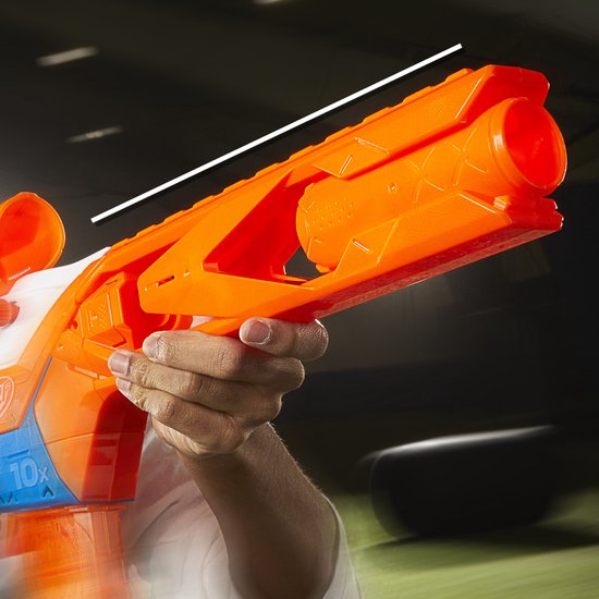 Hand houdt een oranje en blauwe Nerf N-Series Pinpoint blaster vast.