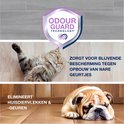 Een bruine kat ligt op zijn rug, een witte bulldog slaapt. Tekst: "Zorgt voor blijvende bescherming tegen nare geurtjes".