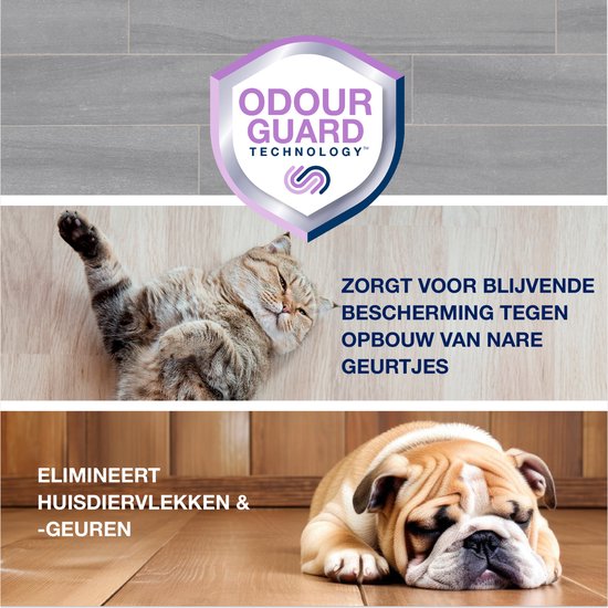 Een bruine kat ligt op zijn rug, een witte bulldog slaapt. Tekst: "Zorgt voor blijvende bescherming tegen nare geurtjes".