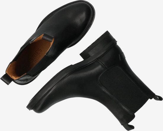 Zwarte leren Chelsea boots, van bovenaf gezien met de zolen naar elkaar toe.