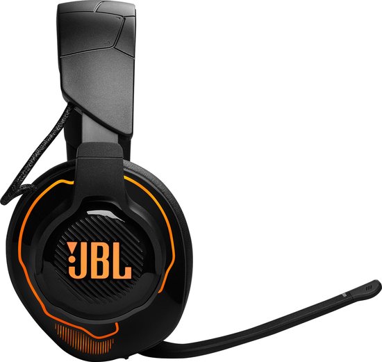Zwarte JBL Quantum gaming headset met oranje accenten op de oorschelpen en een microfoon.