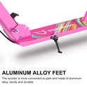 Close-up van het aluminium frame van de roze kinderstep met een uitschuifbare standaard.