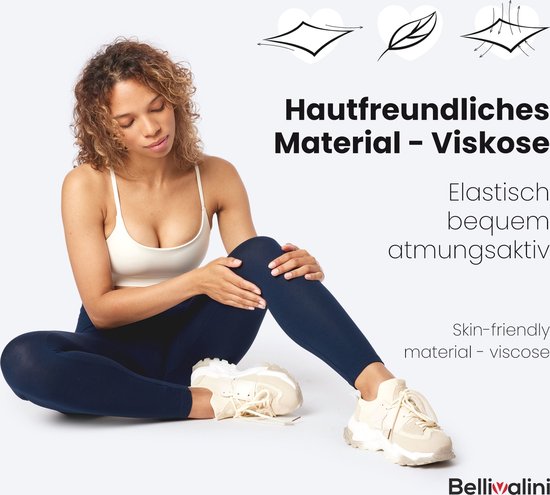 Vrouw met donker krullend haar, zittend in een donkerblauwe legging en een witte sportbeha. De tekst vermeldt 'Hautfreundliches Material - Viskose'.