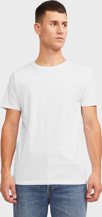 Man met wit T-shirt met ronde hals en spijkerbroek.