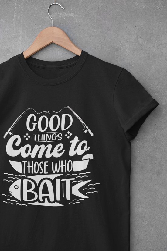 Shirt - Good things come to those who bait - Wurban Wear | Grappig shirt | Leuk cadeau | Unisex tshirt | Vissen | Grappig shirt voor vissers | Vis shirt | Visspullen | Kunstaas | Groen & Zwart