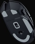 Onderkant van zwarte Razer Basilisk V3 X Hyperspeed muis met grijze glijders en aan/uit-schakelaar.