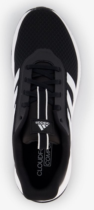Zwarte Adidas sneaker met witte strepen en witte zool, van de zijkant gezien.