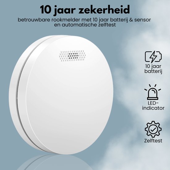 Witte, ronde Aroha rookmelder met ventilatieroosters en LED-indicator. Iconen: batterij, LED, zelftest.