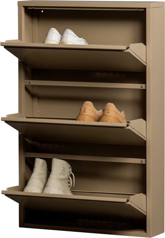 Zandkleurige metalen schoenenkast met drie open klepkasten en schoenen.